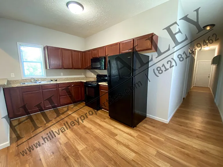 1011 Elm St — Photo 2