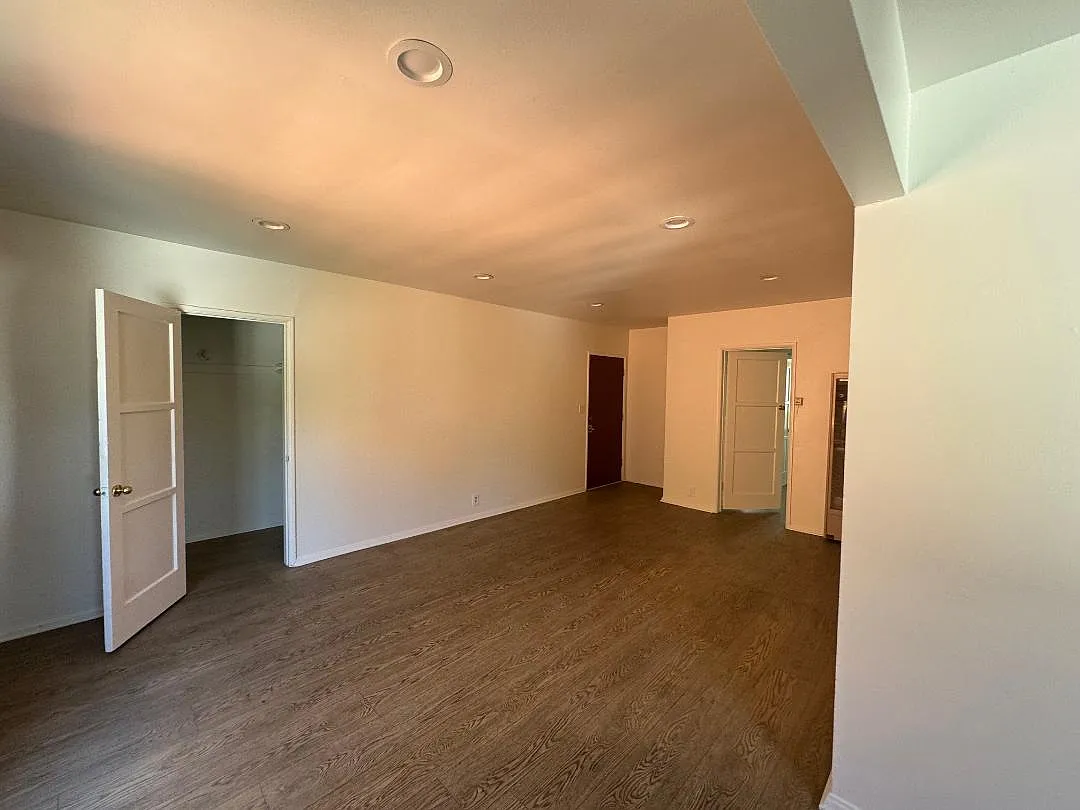 2 bed, 800 sqft, $2,400 — Photo 3