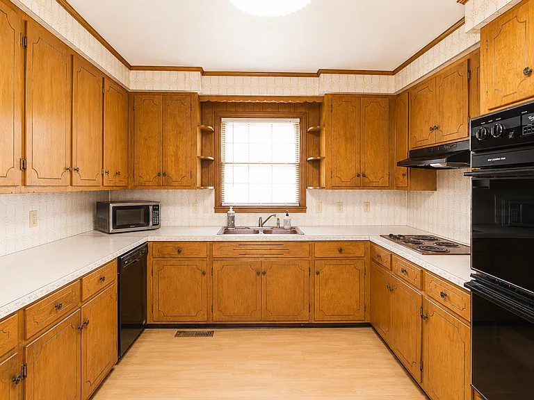 900 Hamlet Ave — Photo 11