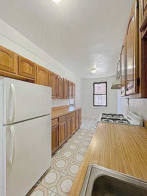 3rd image of 255 E 18th St APT 1G