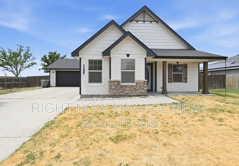 1295 N Blossom Ave — Photo 2