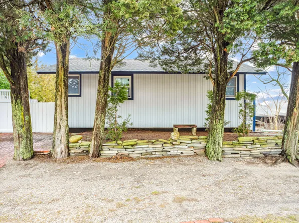 https://photos.zillowstatic.com/fp/f8911030dde78bac279deb02fdfb5696-p_e.webp