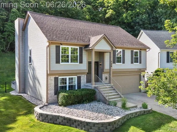 126 Eagle Ridge Rd, Lake Orion, MI 48360