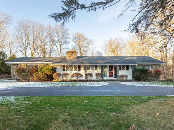 11 Rollingwood Dr, Pittsford, NY 14534