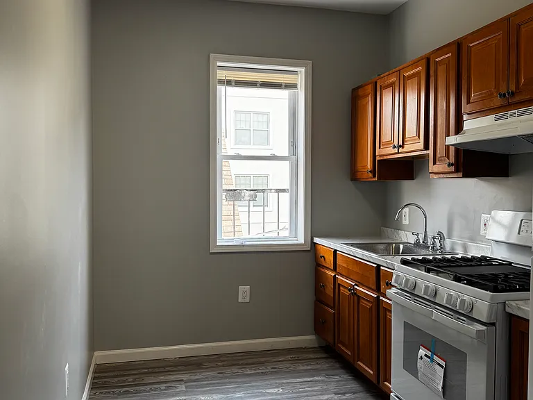 132-136 Elm Ave #6 — Photo 4
