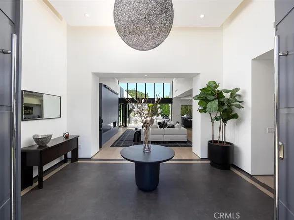 7139 Macapa Dr, Los Angeles, CA 90068