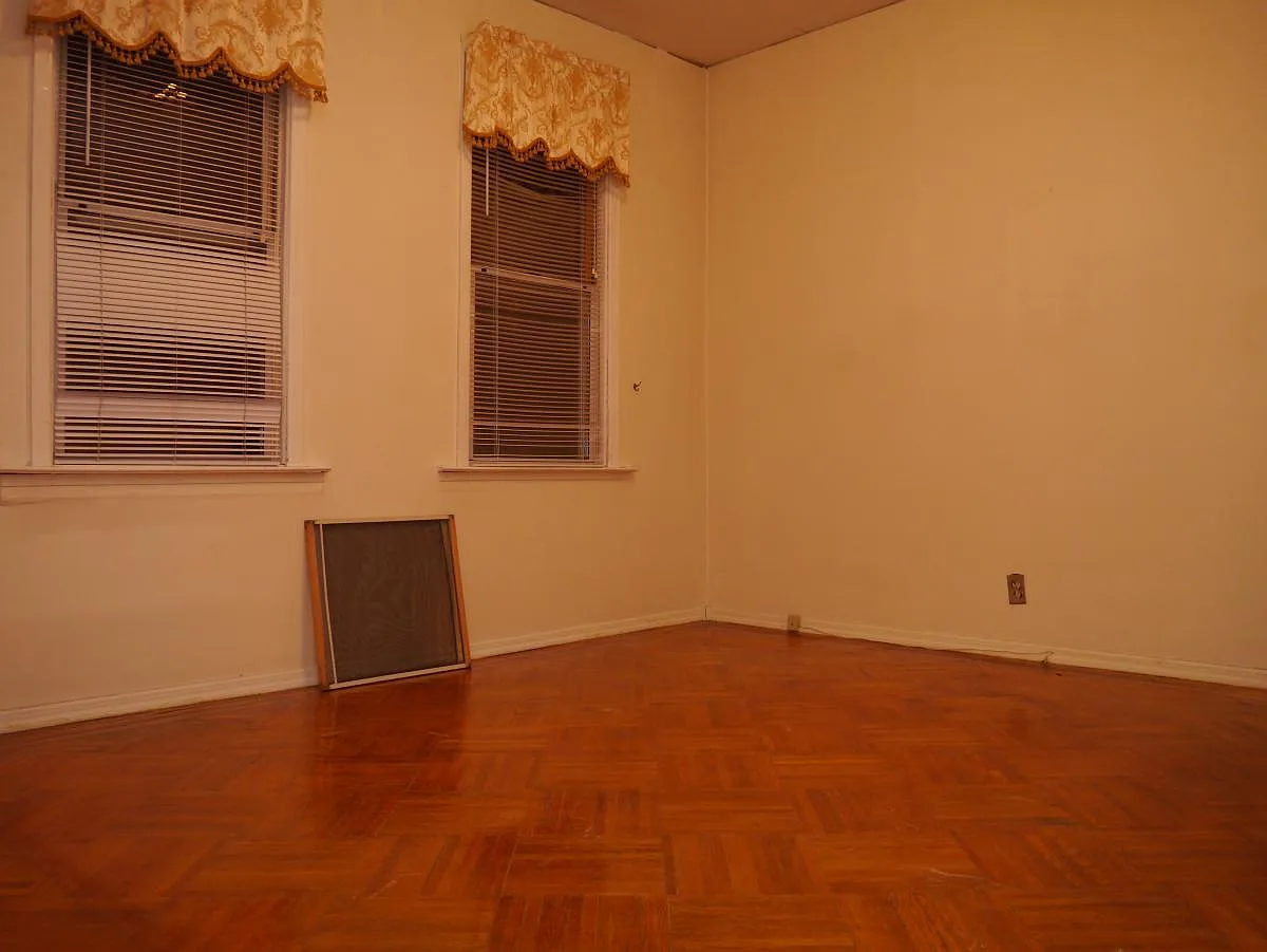 3 bed, 1000 sqft, $1,900 — Photo 2