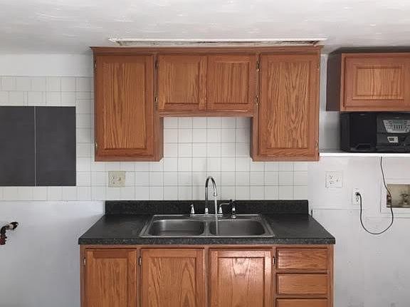 3rd image of 859 Woodrow Ave