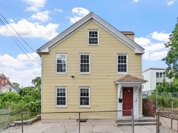 52 Auburn St, Lowell, MA 01852