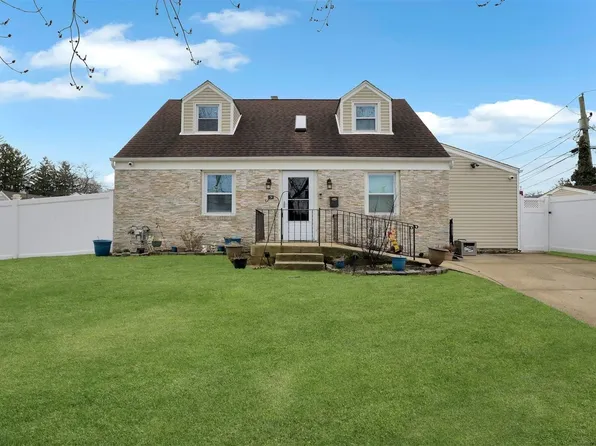 29 Baldwin Dr, West Hempstead, NY 11552