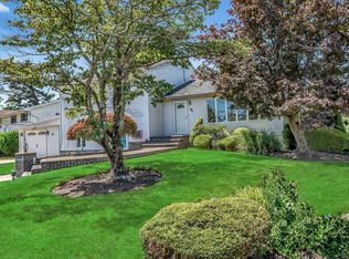 96 Grohmans Ln, Plainview, NY 11803