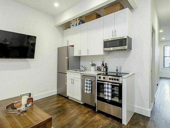 4th image of 44 Grand St #1