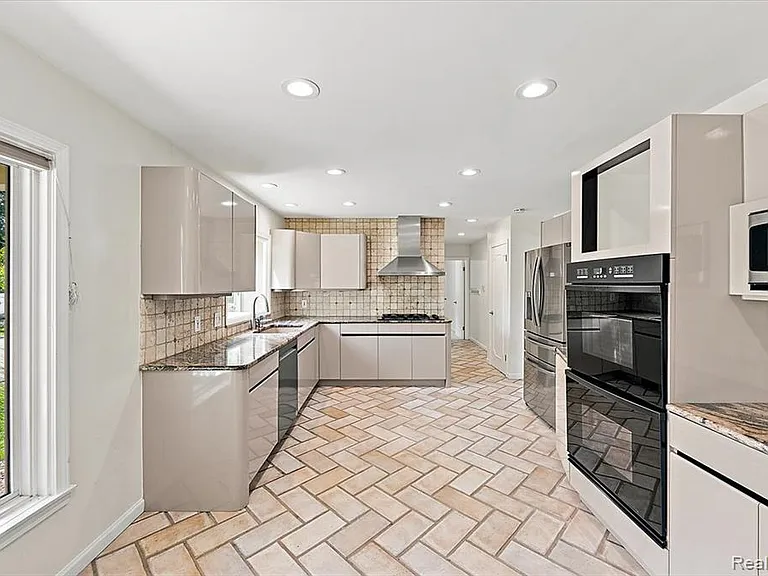 980 Sandhurst Rd — Photo 22