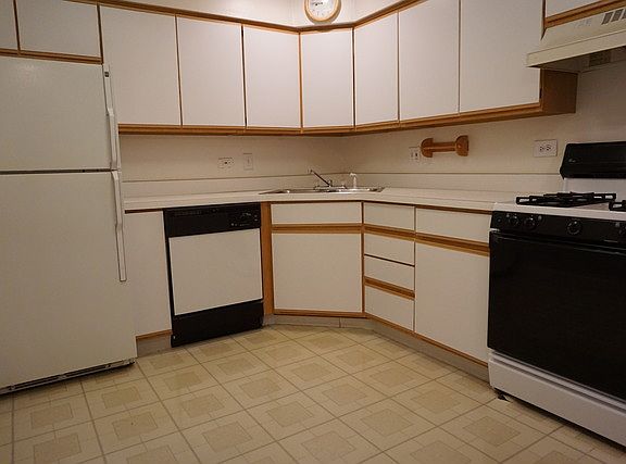 4th image of 140 W Wood St Unit 107