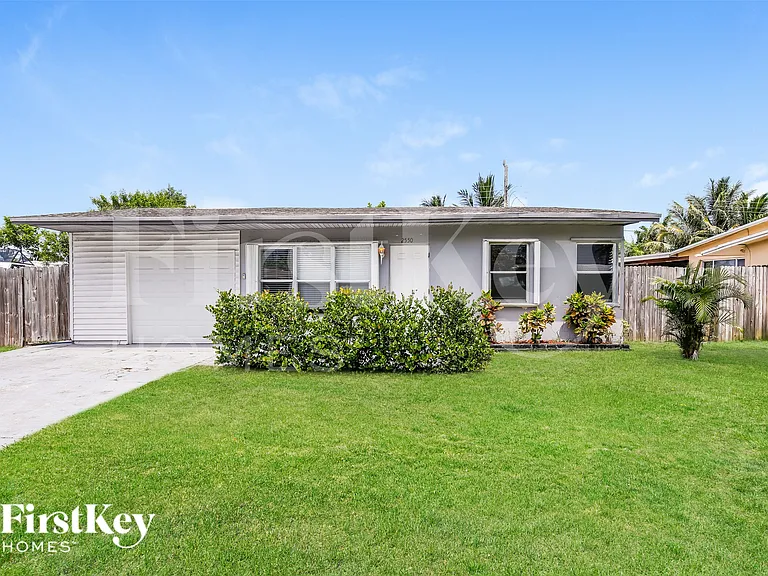 2550 NE 8th Ave — Photo 1