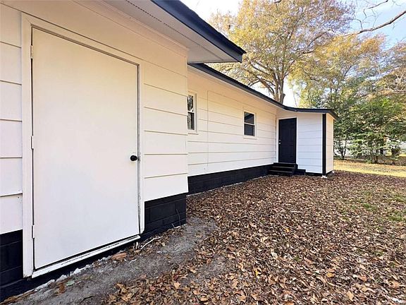 4th image of 803 Crestwood Ter