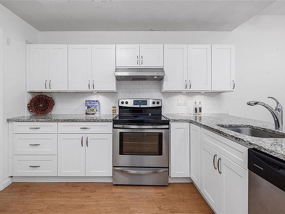 3rd image of 828 Williamsburg Cir