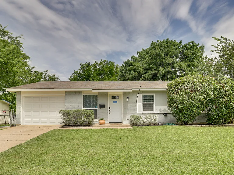 4002 Commonwealth Dr — Photo 1