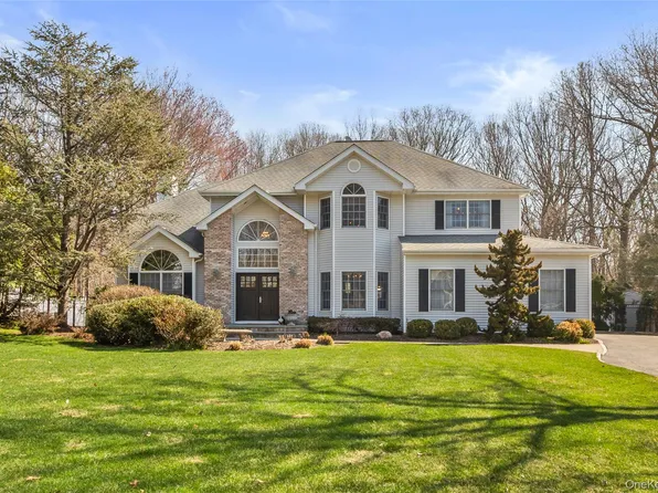 24 Ramsey Court, East Setauket, NY 11733