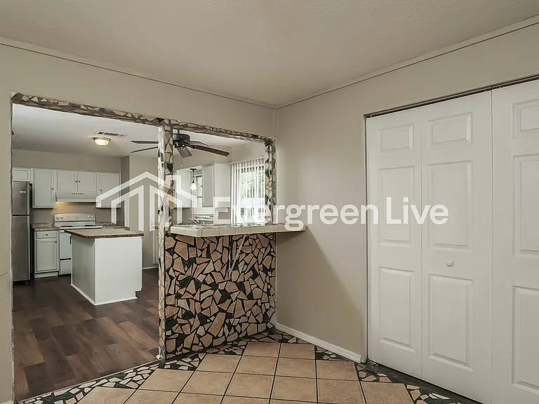 946 Keen Ct — Photo 5