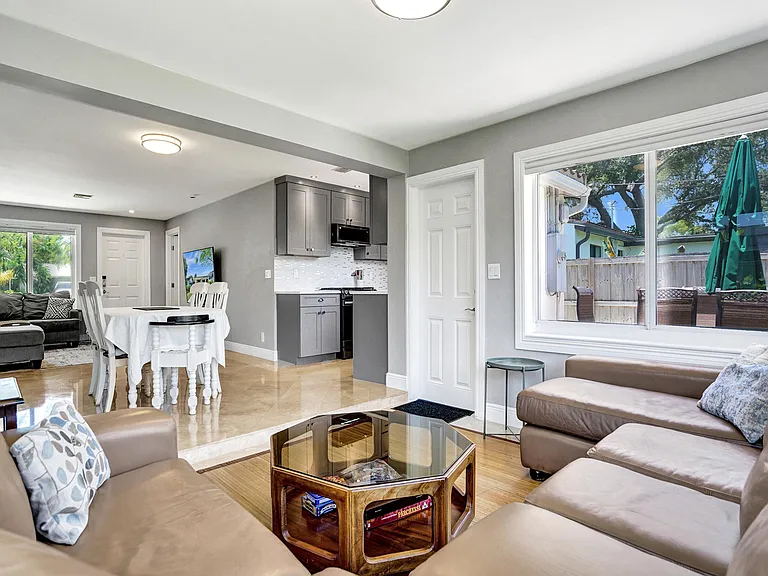 1041 SW 32nd St — Photo 32