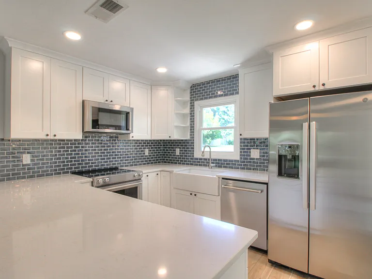 1112 Willoughby Rd — Photo 2