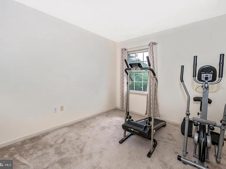 1323 Lindsay Ln — Photo 14