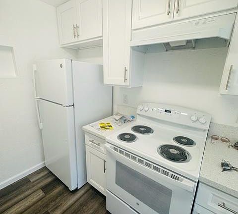 4th image of 23815 Hemlock Ave APT 17