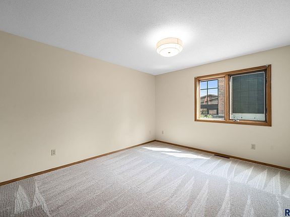 4th image of 4909 S Oxbow Ave