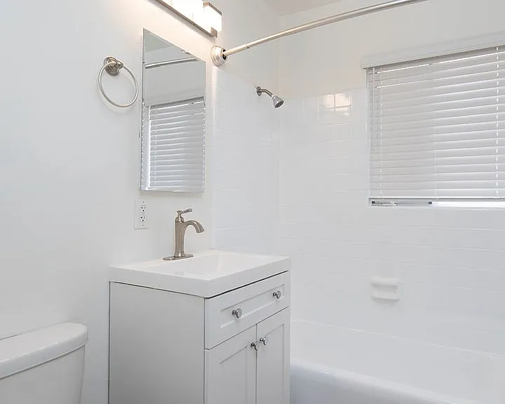 Emerald Manor Apartments — Photo 15