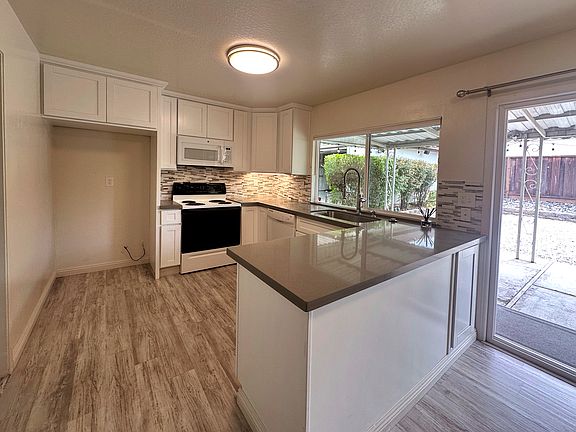 Kitchen, new fridge & stove now installed