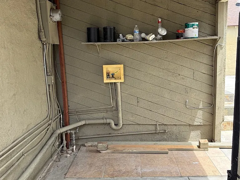 1133 S Van Ness Ave — Photo 31