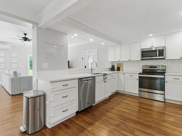 130 Elm St, East Longmeadow, MA 01028