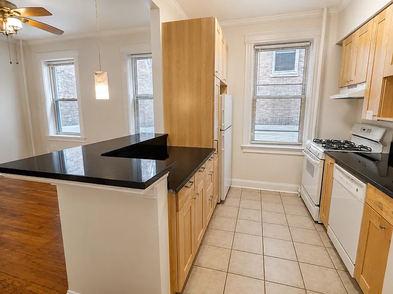 27 Queensberry St #4 — Photo 5