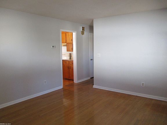 5th image of 25 Walnut Dr