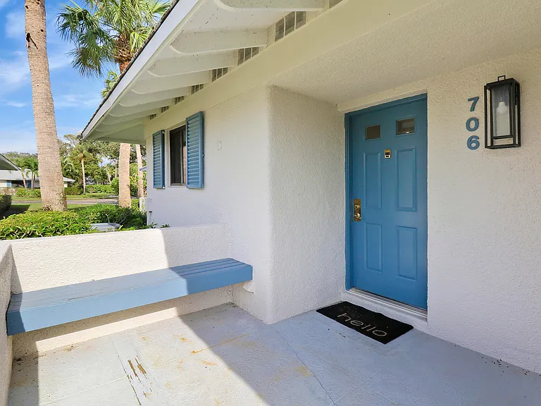 706 Club Dr — Photo 2