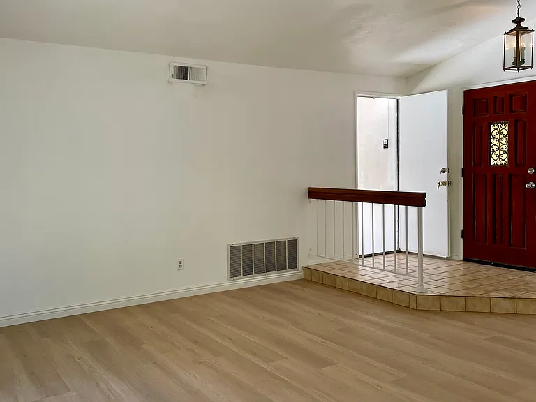 1214 Vassar Ln — Photo 3