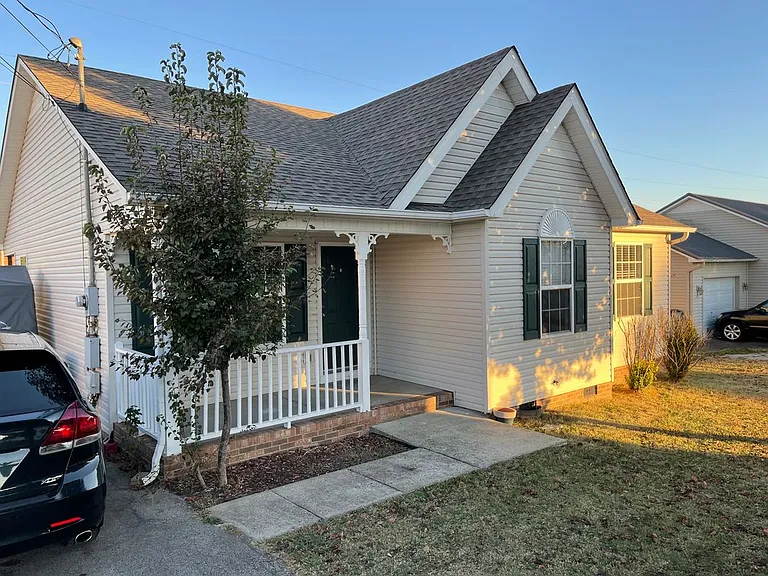 1604 Baucom Dr — Photo 2