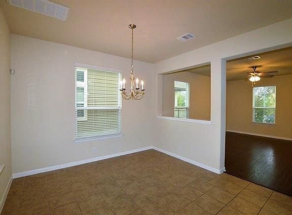 5th image of 932 Alamo Plaza Dr