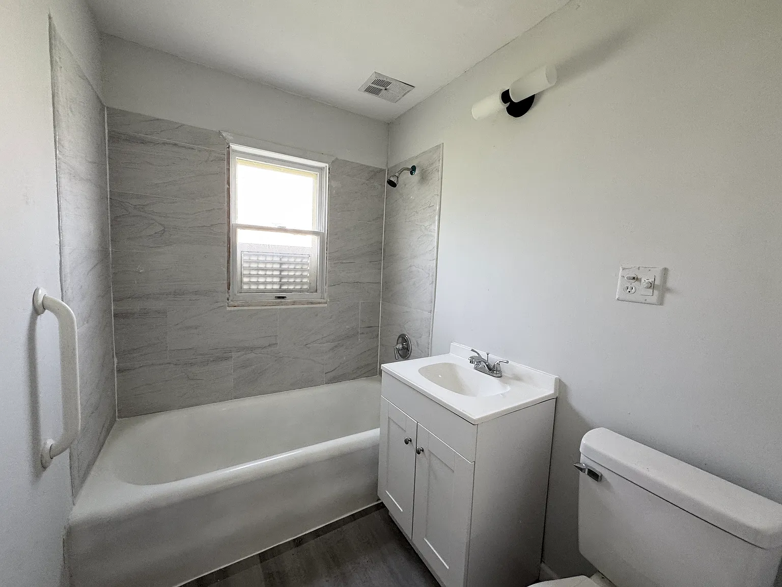 3 bed, 1200 sqft, $1,299 — Photo 1