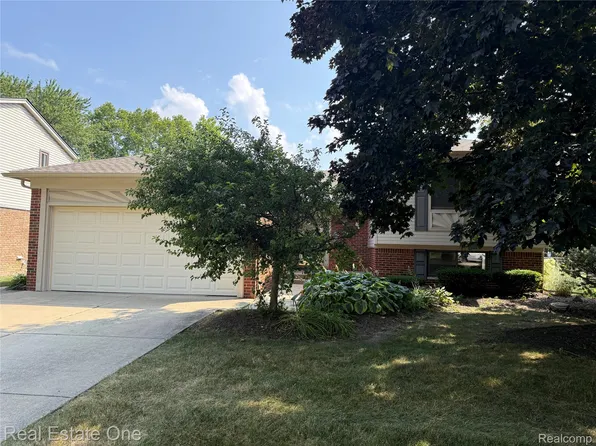 3444 Eagle Dr, Troy, MI 48083