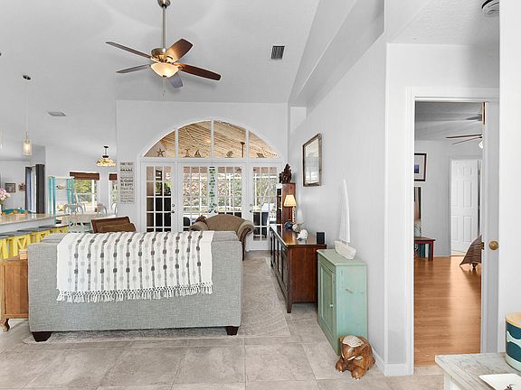 5th image of 409 SW Sycamore Cove
