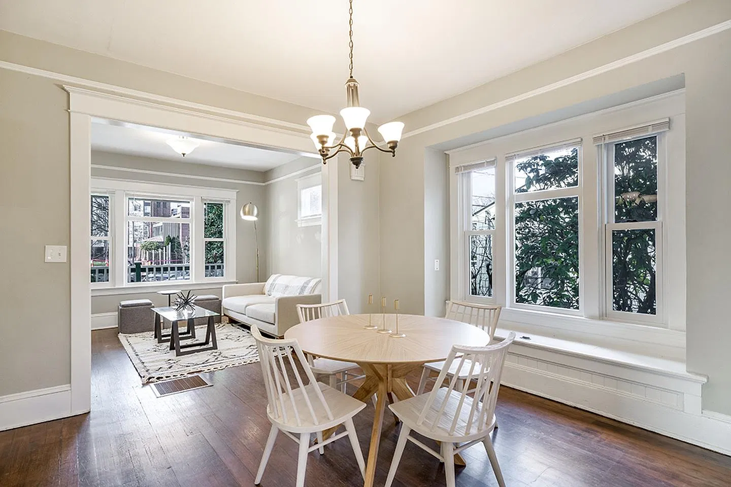 Dazzling Overlook home near Mississippi District — Photo 2