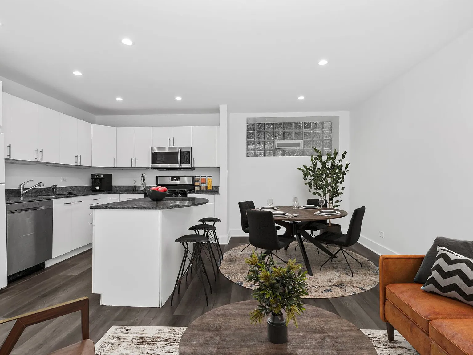 1 bed, 900 sqft, $2,000 — Photo 3
