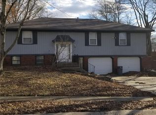 1104 SW Skyline Dr, Blue Springs, MO 64015