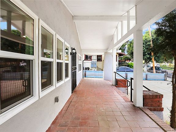3rd image of 810 N Benton Way