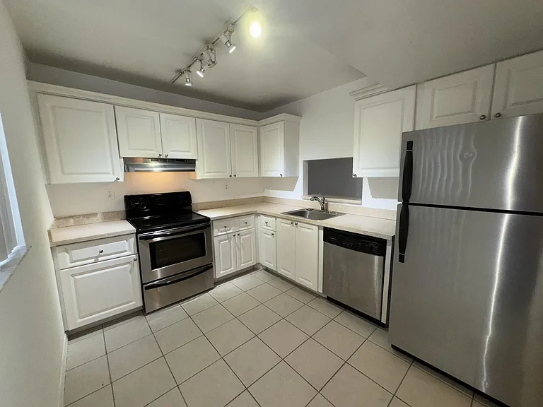 701 N Pine Island Rd #105 — Photo 3