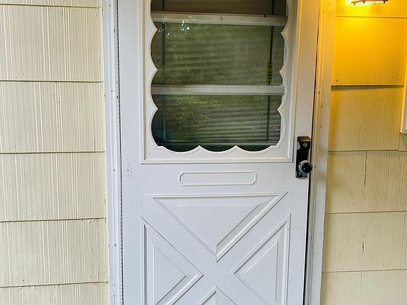 4th image of 82 Gloria Blvd
