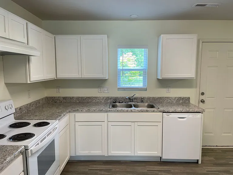 75 Shamrock Dr W — Photo 10