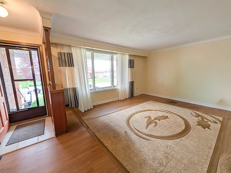 127 Westwood Cres #1 — Photo 2